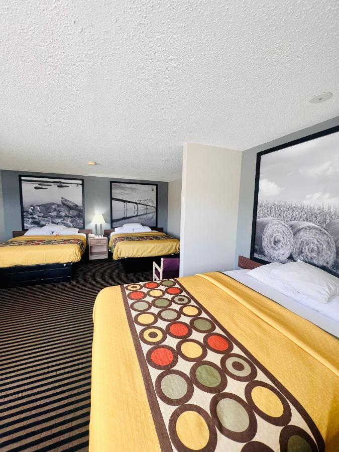 Super 8 By Wyndham Humboldt Hotell Exteriör bild