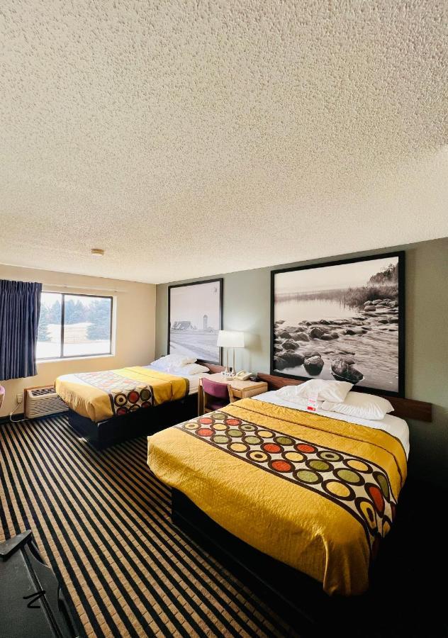 Super 8 By Wyndham Humboldt Hotell Exteriör bild