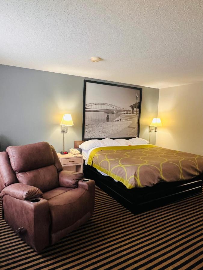 Super 8 By Wyndham Humboldt Hotell Exteriör bild
