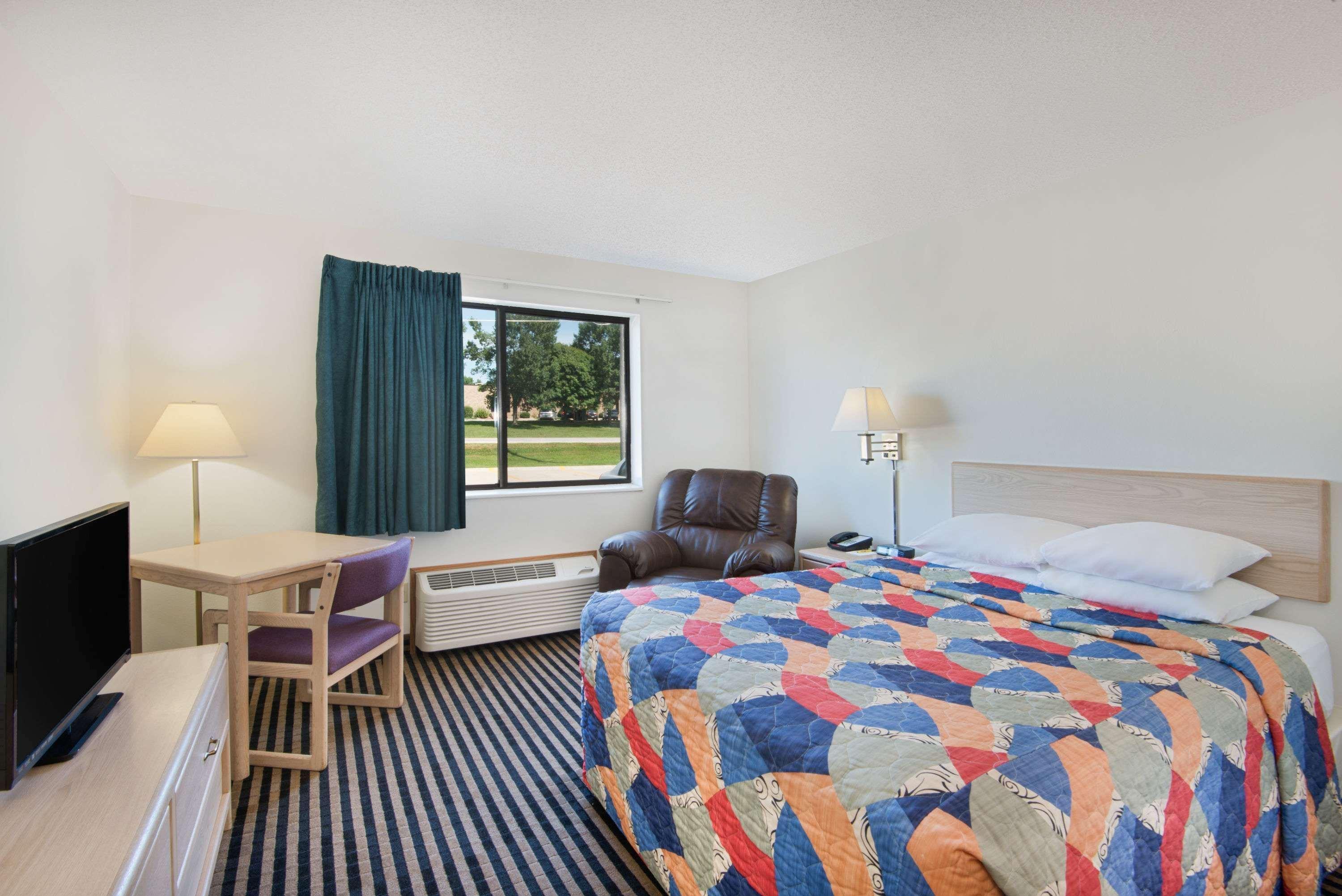 Super 8 By Wyndham Humboldt Hotell Exteriör bild