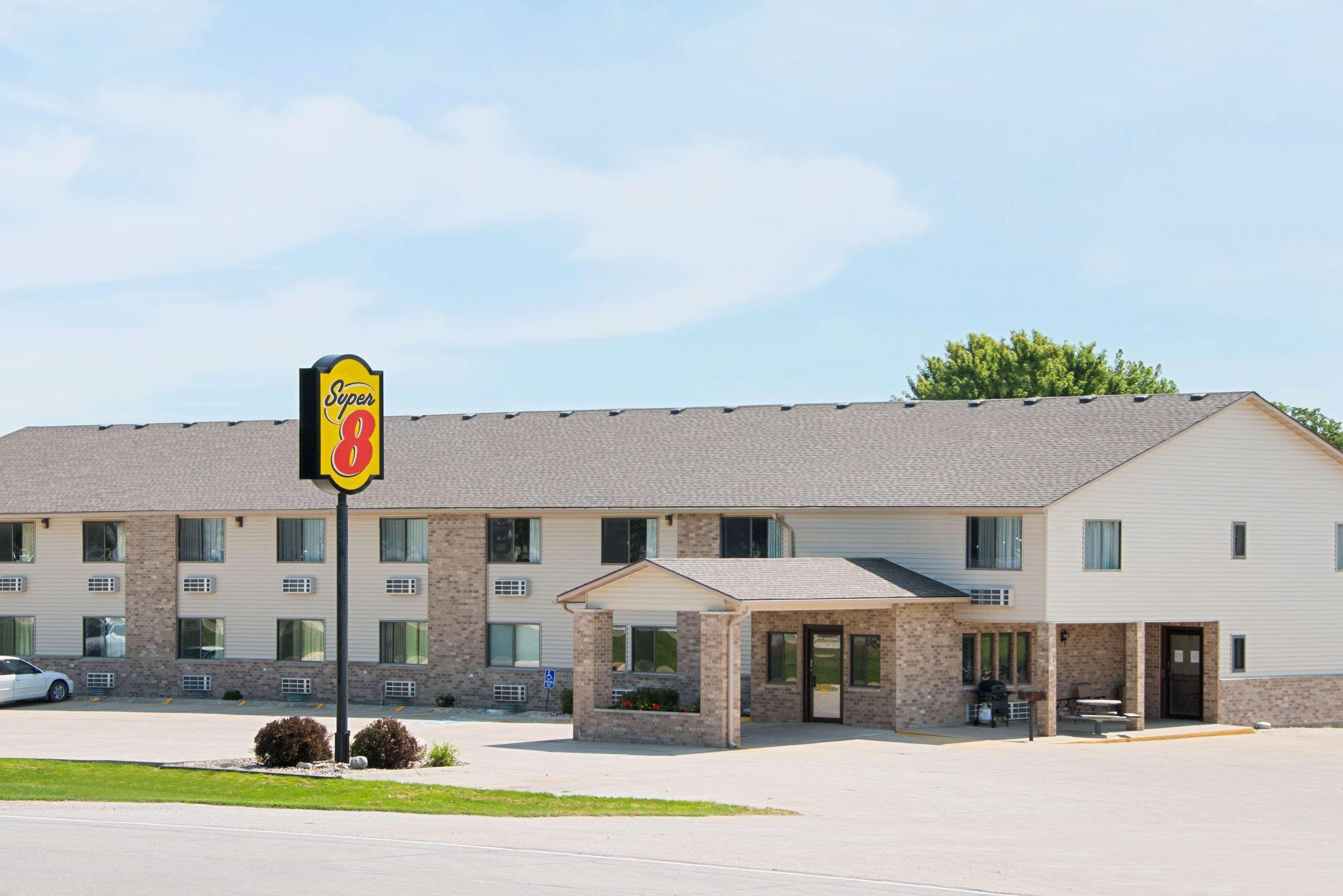 Super 8 By Wyndham Humboldt Hotell Exteriör bild