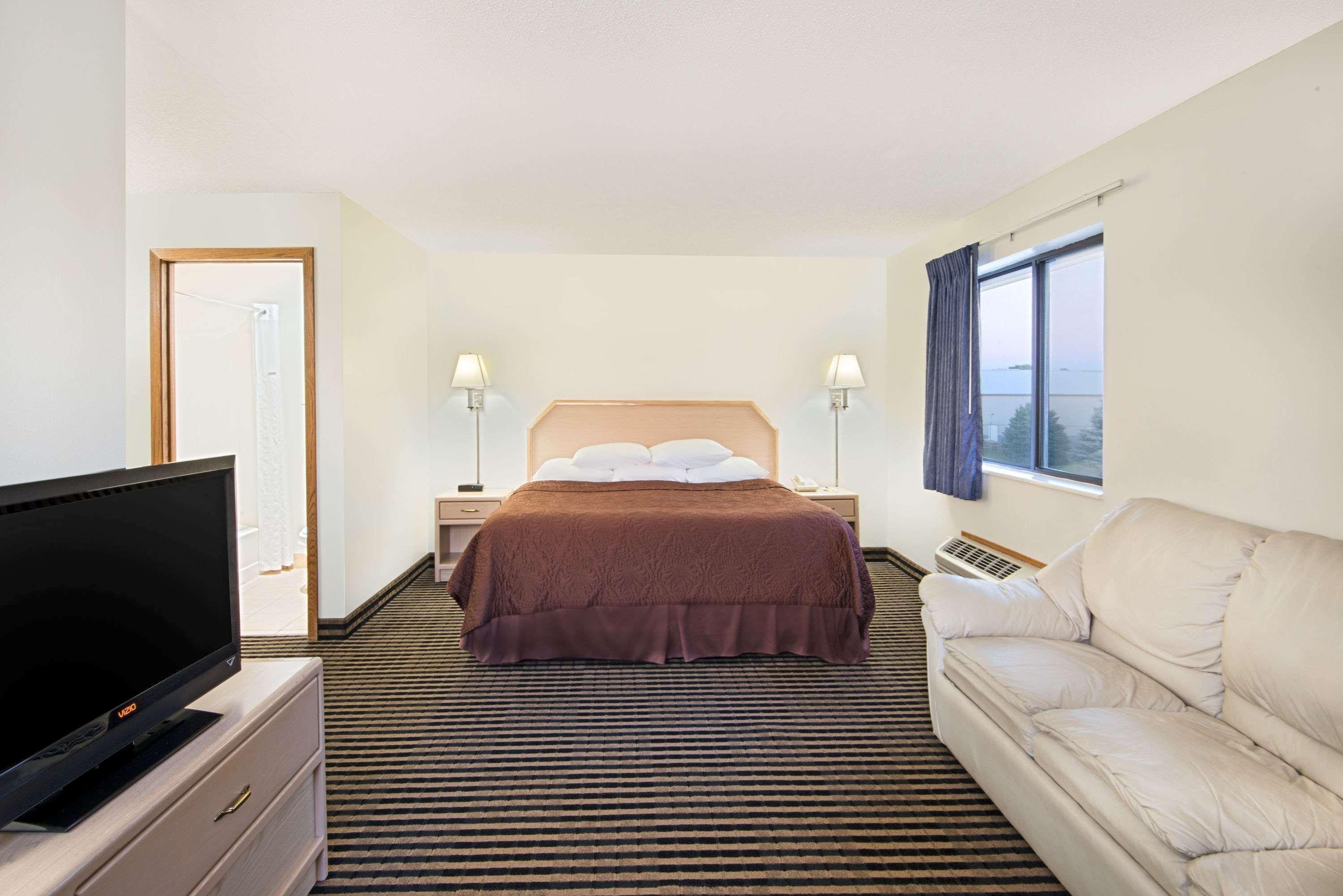 Super 8 By Wyndham Humboldt Hotell Exteriör bild