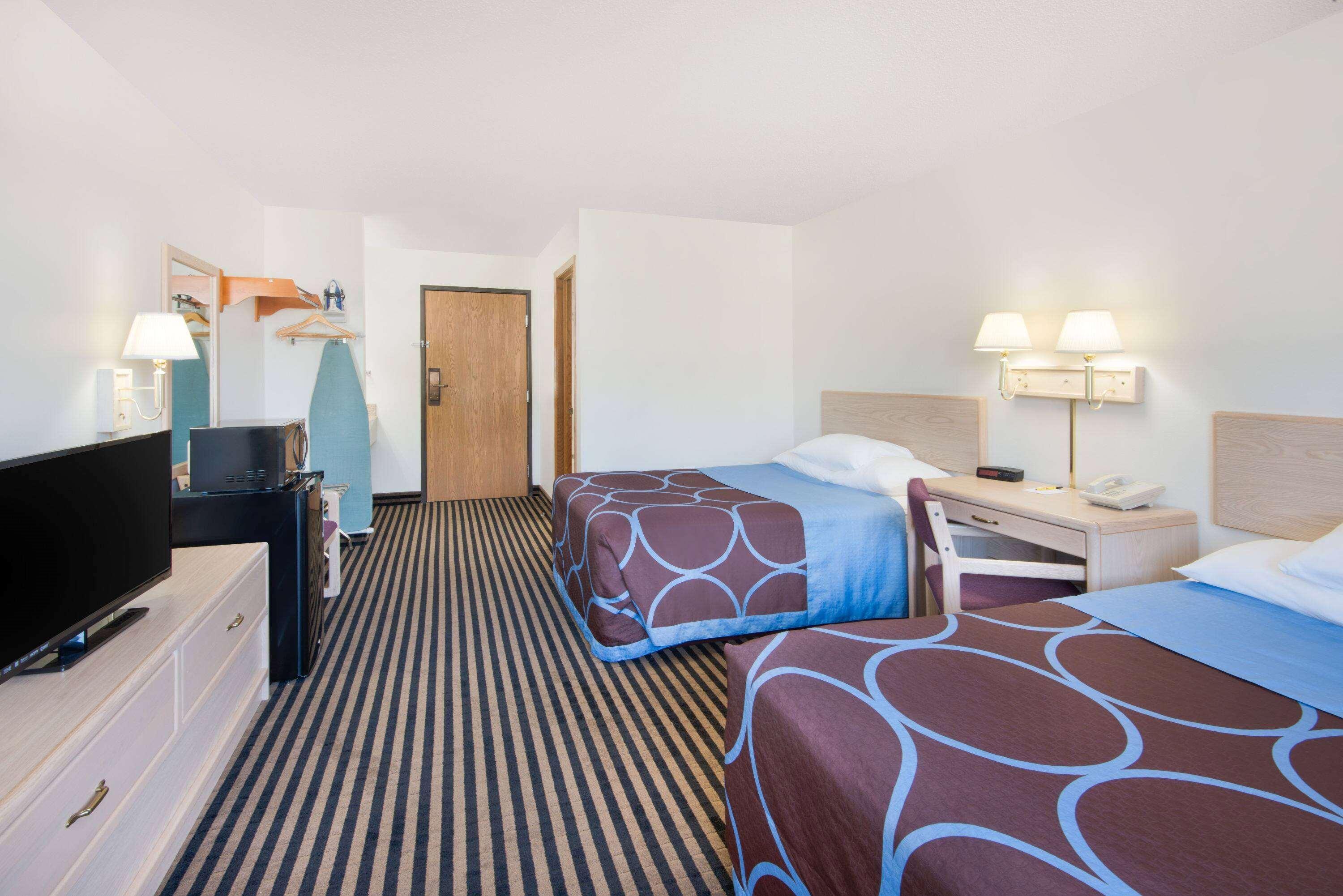 Super 8 By Wyndham Humboldt Hotell Exteriör bild