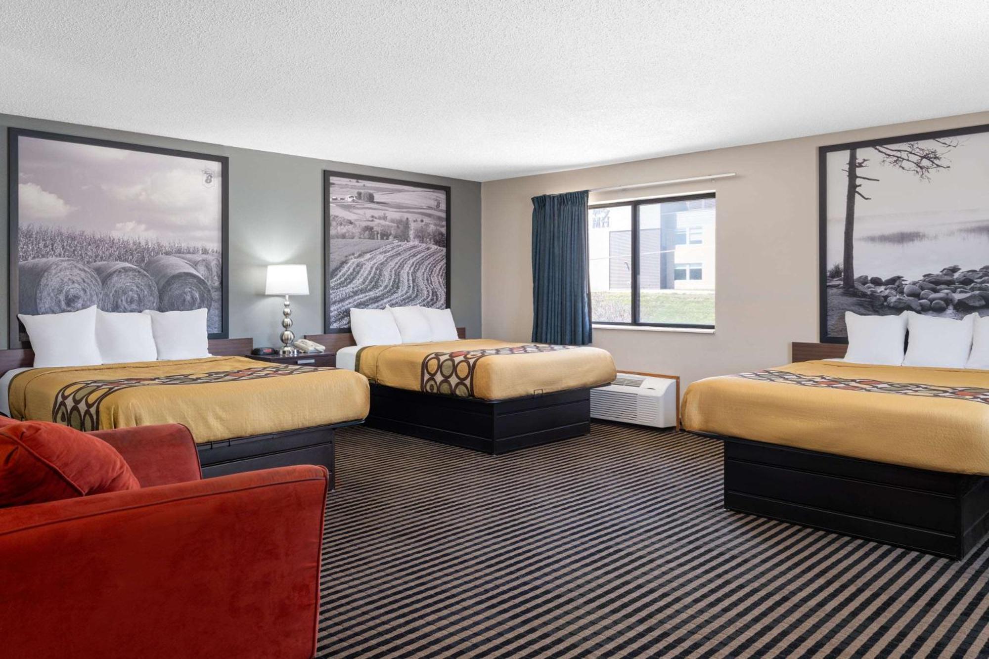 Super 8 By Wyndham Humboldt Hotell Exteriör bild