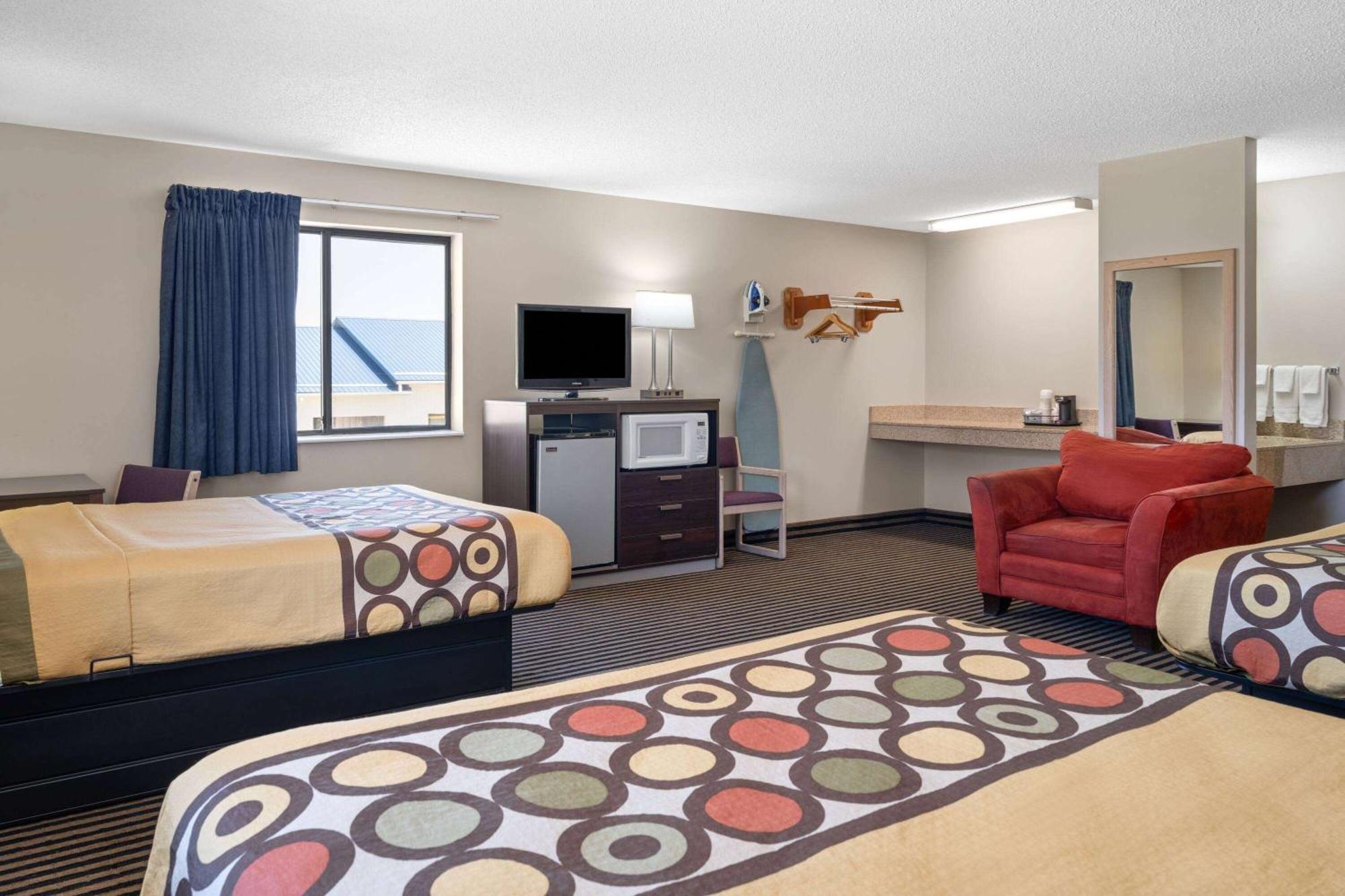 Super 8 By Wyndham Humboldt Hotell Exteriör bild