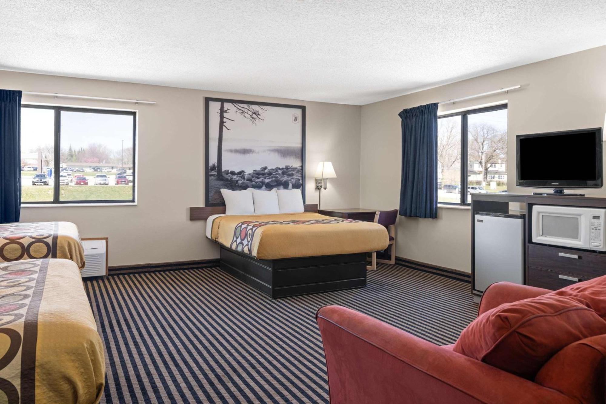 Super 8 By Wyndham Humboldt Hotell Exteriör bild