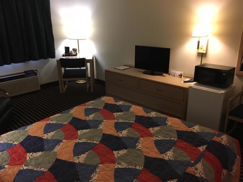 Super 8 By Wyndham Humboldt Hotell Exteriör bild