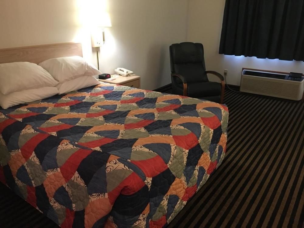 Super 8 By Wyndham Humboldt Hotell Exteriör bild